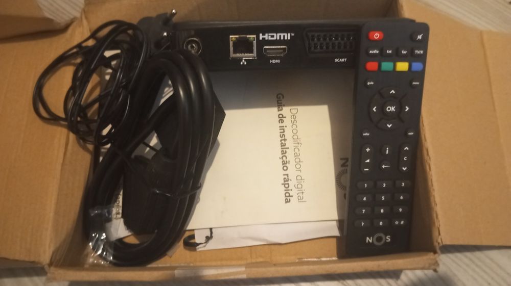 Modems na caixa com cabos e comando