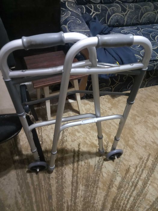 Ходунки інвалідні