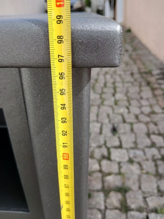 Vendo salamandra a lenha, com forno. Está como nova.