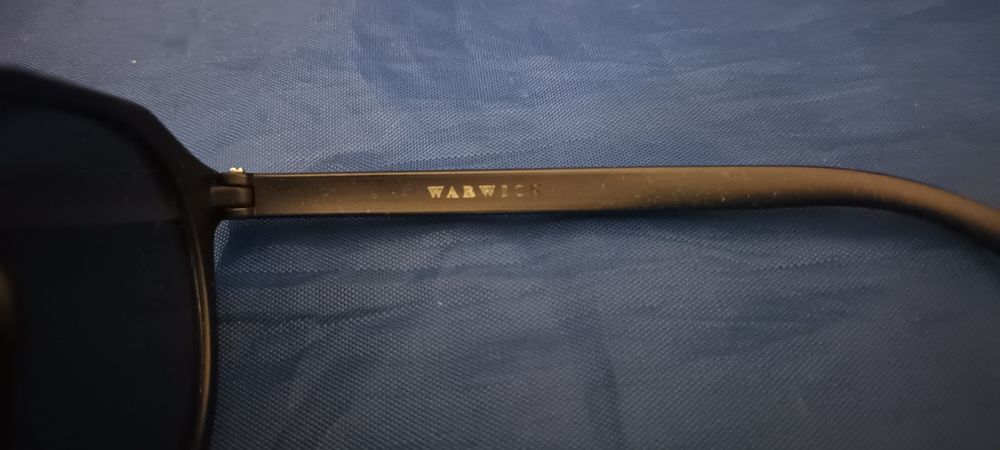 Óculos são do modelo Hawkers Warwick