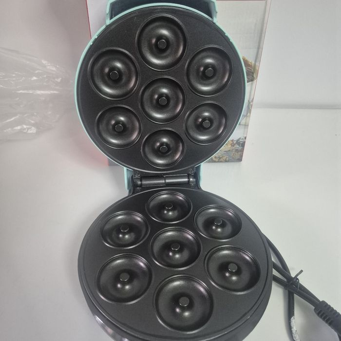 Ta kompaktowa, ale wydajna maszyna do pączków o mocy 700 W jest idealn