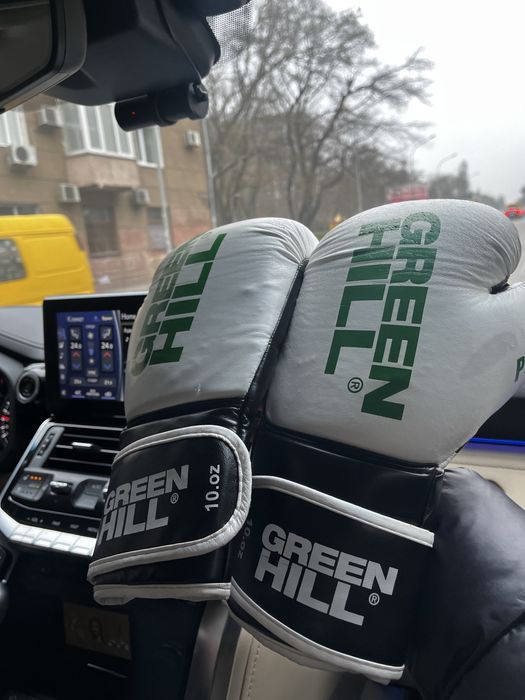 продам боксерский шлем Top king, перчатки green hill