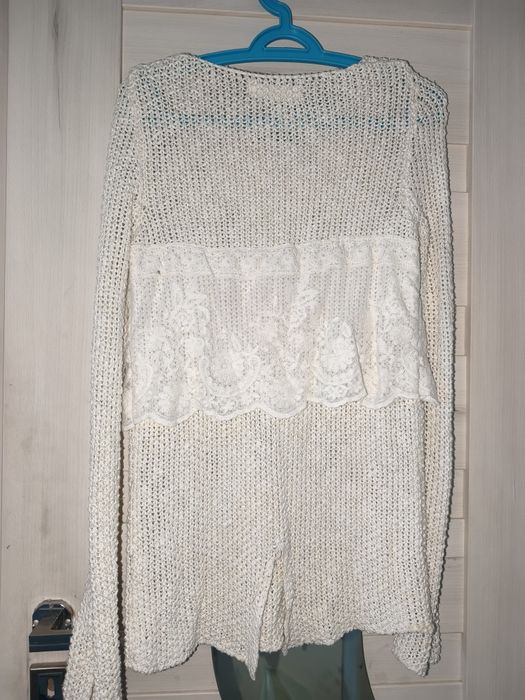 Biały sweter damski