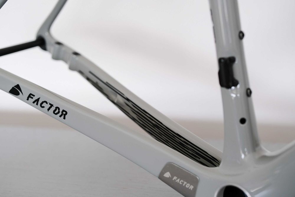 Rama FACTOR (Zestaw Premium) O2 2023 Disc k. Shattered Grey, r. 54