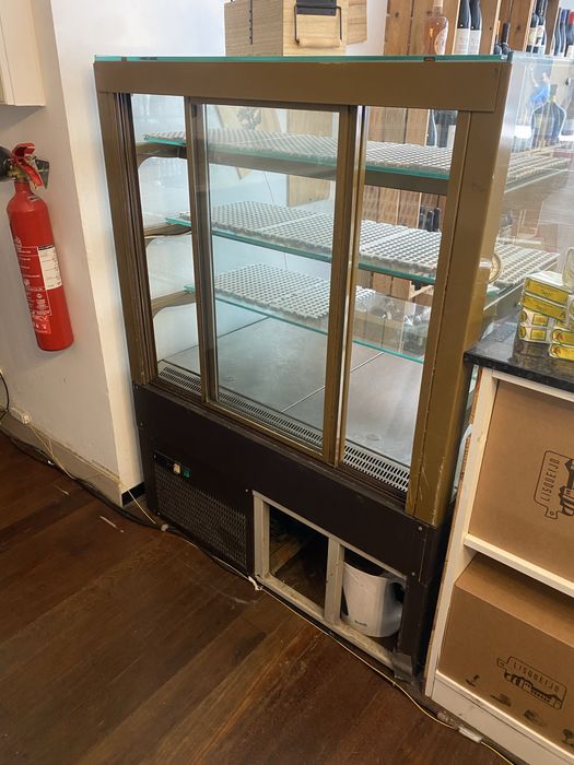 Vitrine de Frio com vidro curvo
