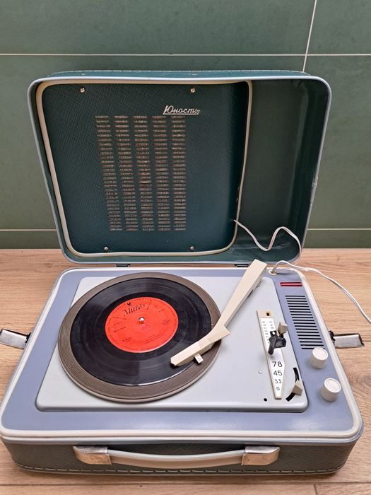 Sowiecki gramofon walizkowy JUNOST 301  - sprawny