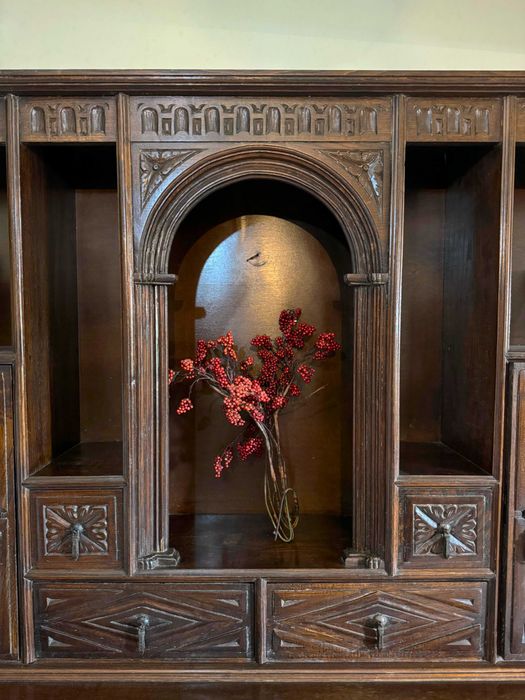 Móvel de sala em madeira maciça, esculpido à mão