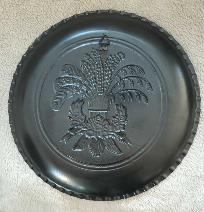 Talerz metalowy ozdobny kuty