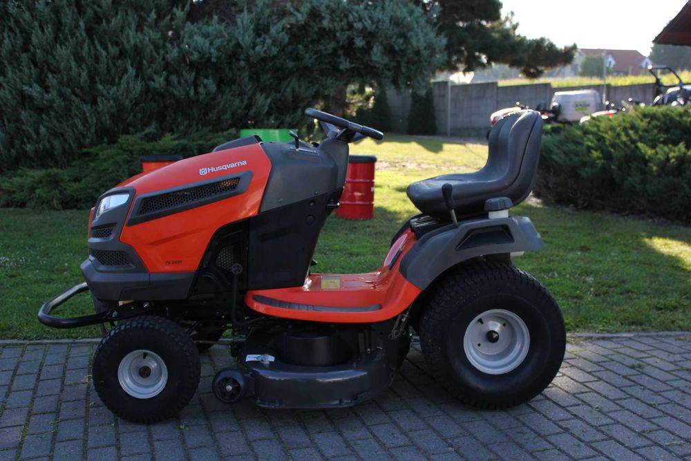 Husqvarna TS 243 t  TRAKTOREK Kosiarka