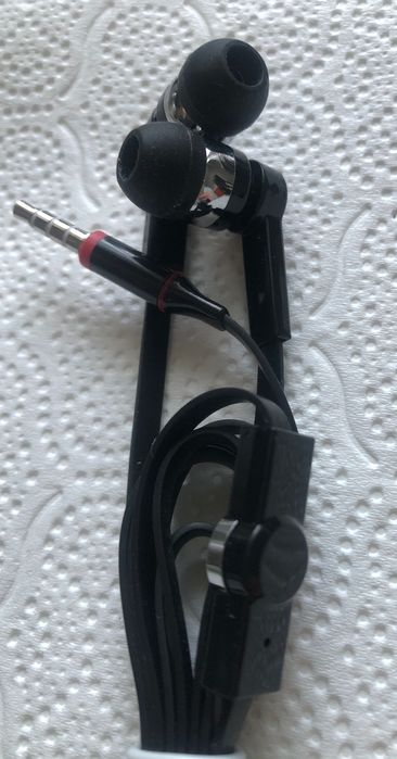 Słuchawki stereo z mikrofonem do telefonów, mp3 i innych urządzeń, Płaski kabel (JAK NOWE)