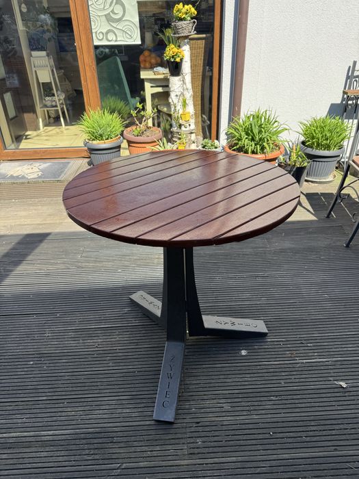 Dwa drewniane krzesła i stoliki Żywiec