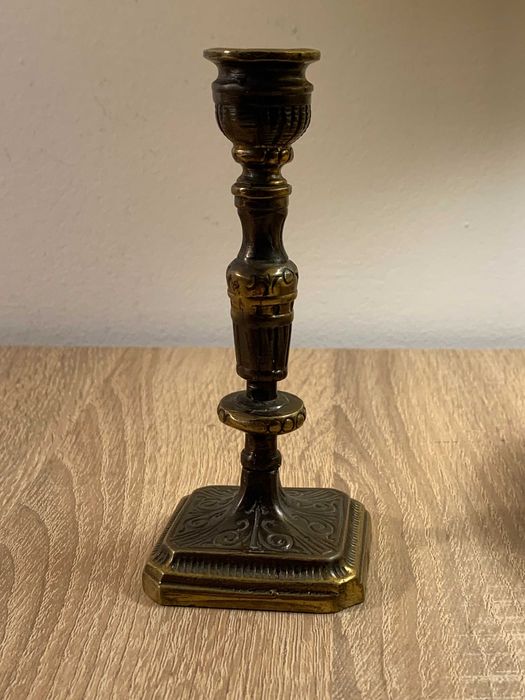 antyk świecznik z brązu zdobiony