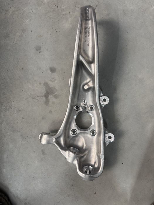 Цапфа кулак поворотний бмв г70 i7 g70 i7 передня ліва права