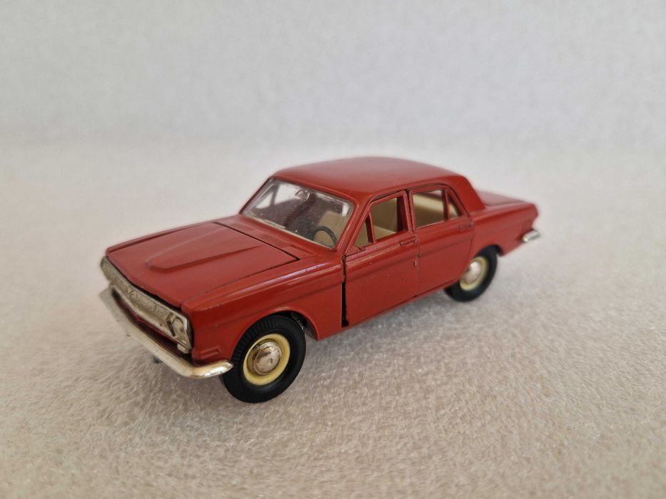ГАЗ 24 А14 ранний в тёмном красном цвете, без ми. Модель машины 1:43 СССР.