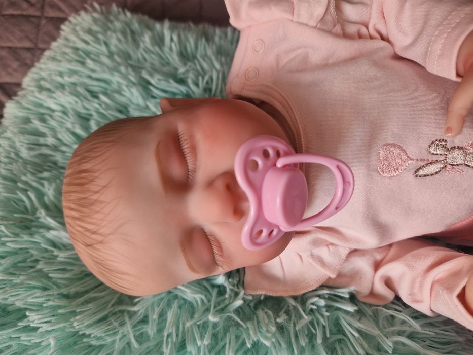 Lalka jak żywa dziewczynka