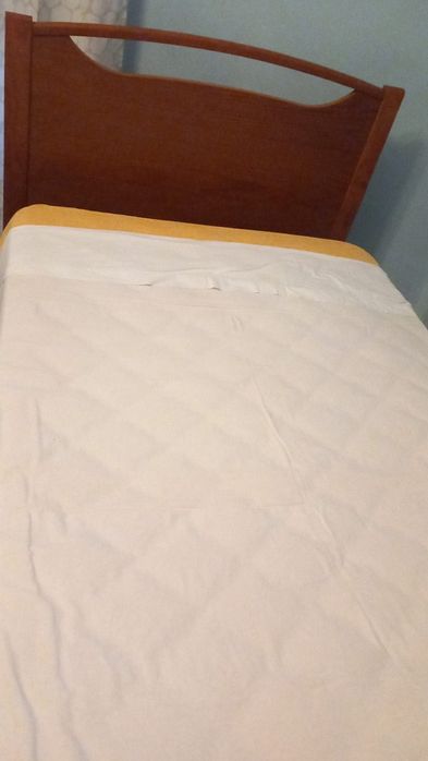 Cama de solteiro com colchão. BOM ESTADO