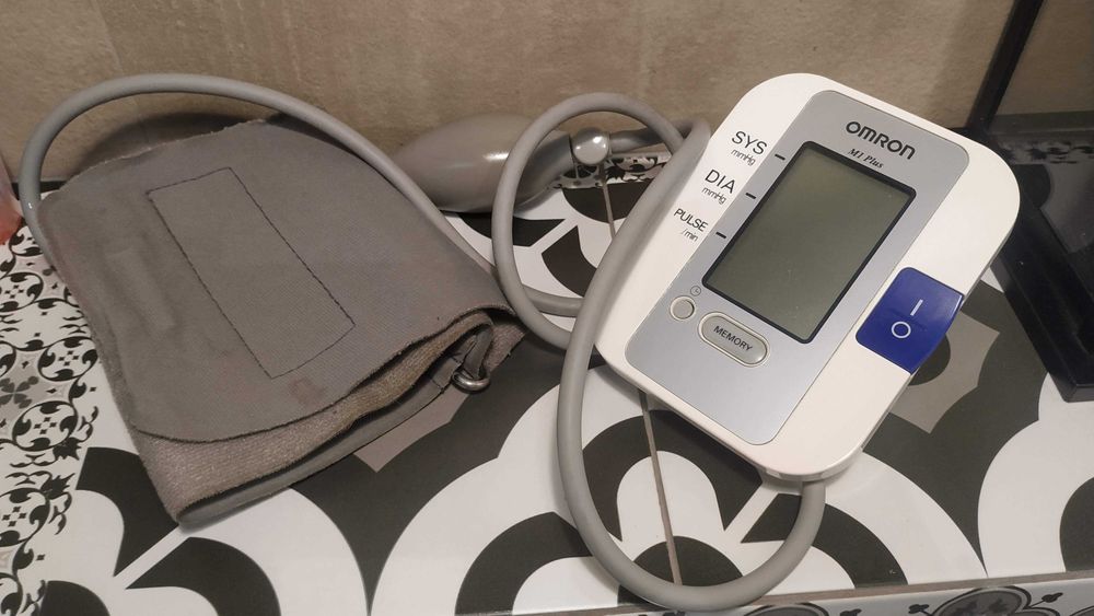 Ciśnieniomierz elektroniczny Omron M1 Plus z gruszką