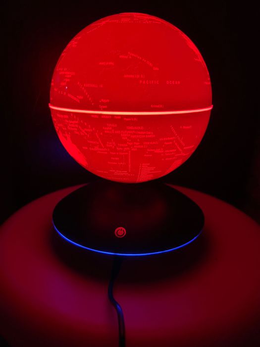 Левітуючий глобус з підсвіткою.