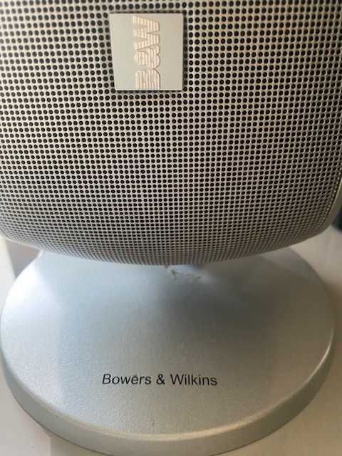 5 colunas Bowers & Wilkins VM1 (4 com suporte alto e 1 com suporte de mesa)