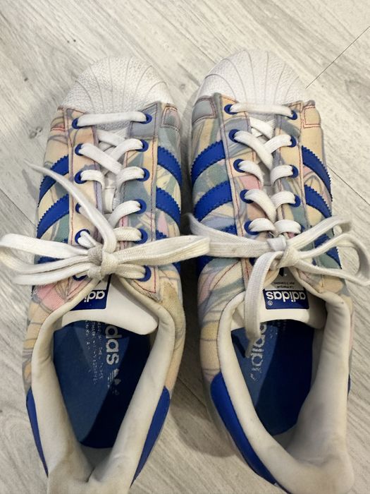 Vendo Tenis ADIDAS SUPERSTAR , EDIÇÃO  LIMITADA -39