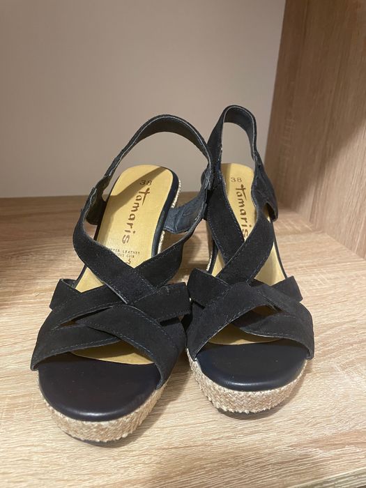 Sandały na koturnie