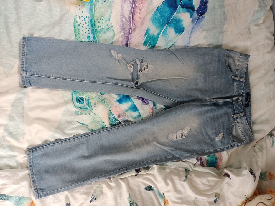 Spodnie damskie z dziurami