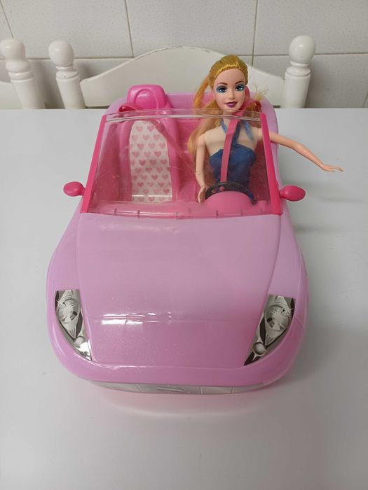 Barbie com o carro rosa