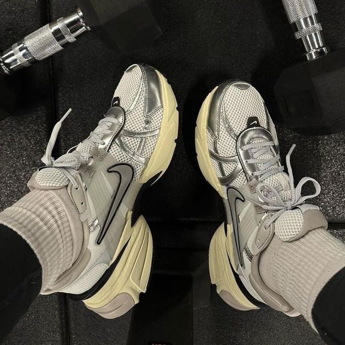 Nike Runtekk V2K White Silver трендові жіночі кросівки найк рантек в2к