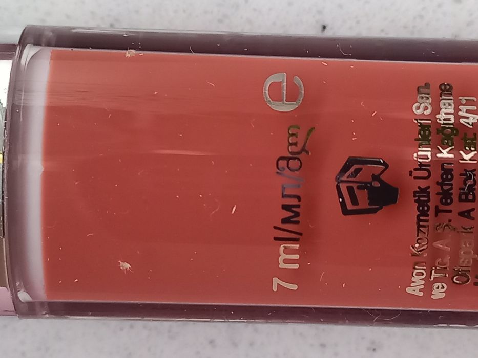 Błyszczyk-serum z peptydami Juicy Peach Avon