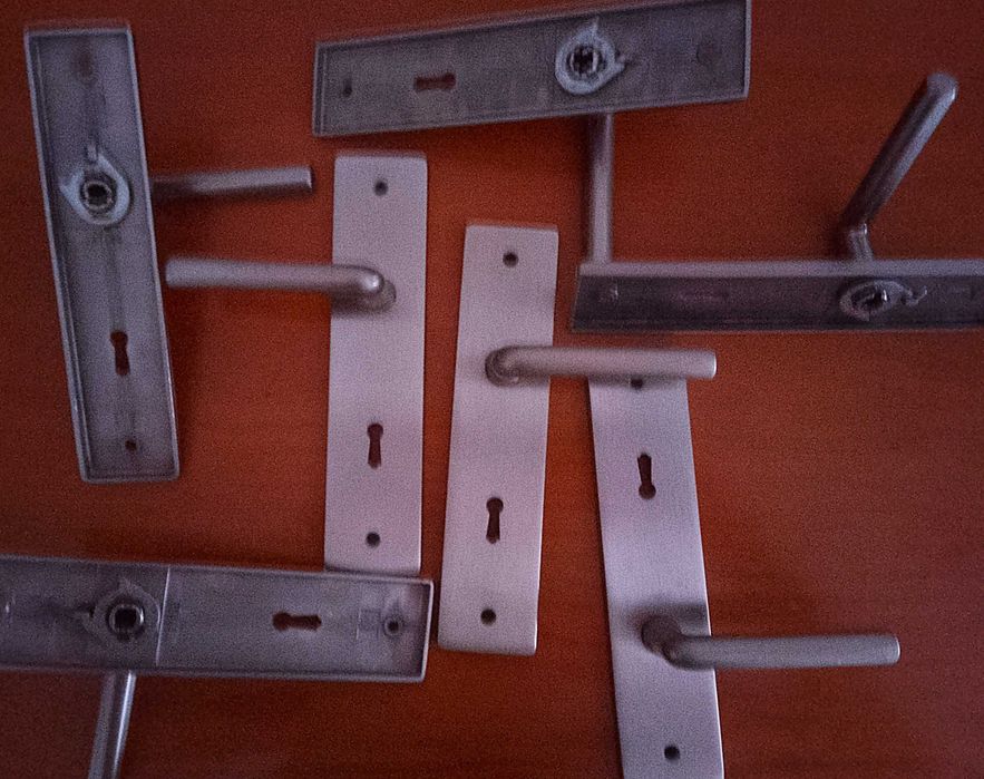 6 pares (12) de puxadores de porta perfil estreito. 10€ cada puxador.