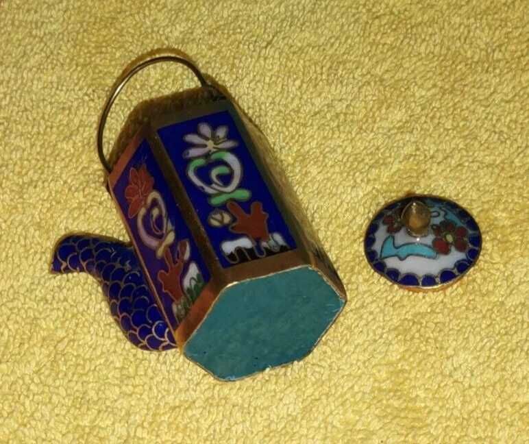 Bule em miniatura decorativo 
feito com a técnica de esmalte cloisonné