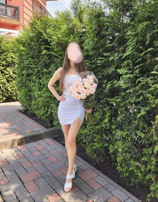 Біла облягаюча коротка міні - сукня зі стрейч деніму з поясом