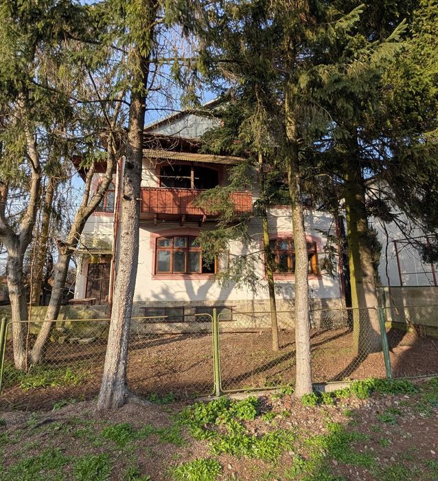 Великий будинок із землею, гаражем на початку міста _RR