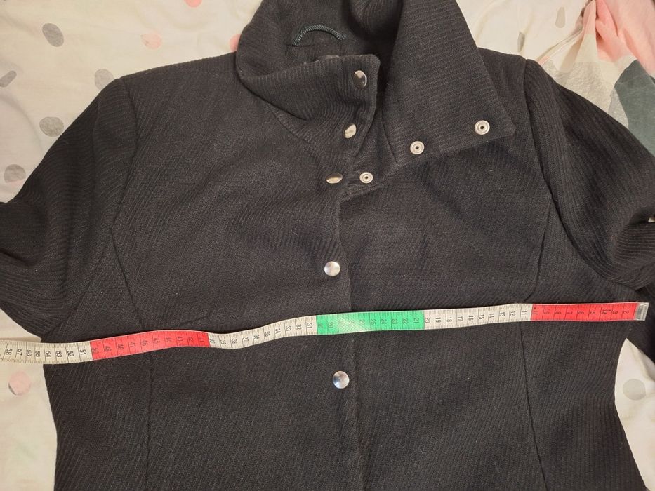 Czarny elegancki płaszcz damski.