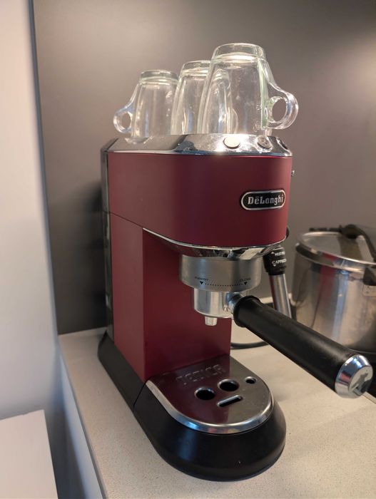 Ekspres kolbowy DeLonghi czerwony