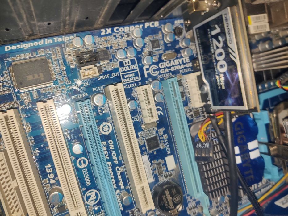 Komputer stacjonarny z monitorem lub bez