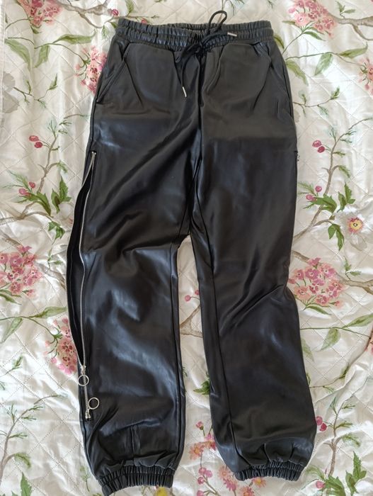 Spodnie skórzane na gumce z zamkiem na boku