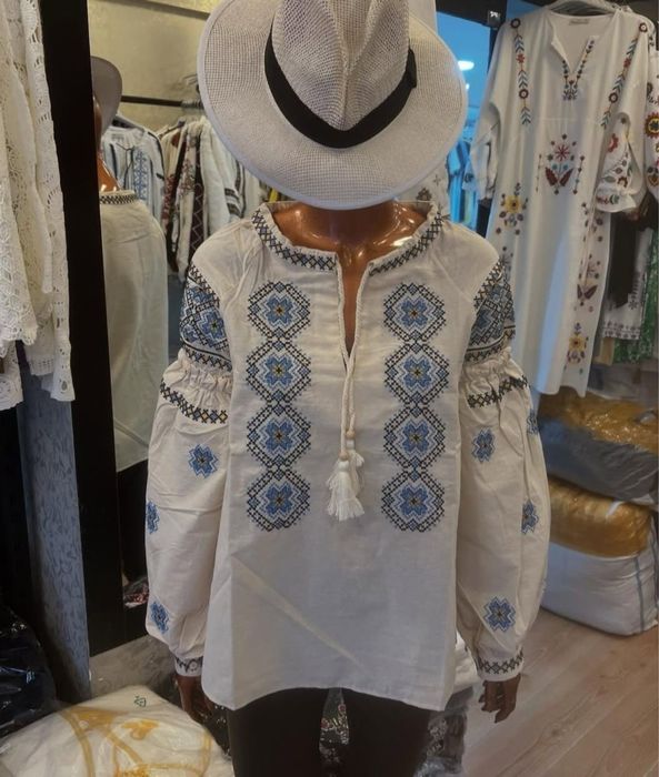 Жіноча вишиванка, сорочка вишита хрестиком.