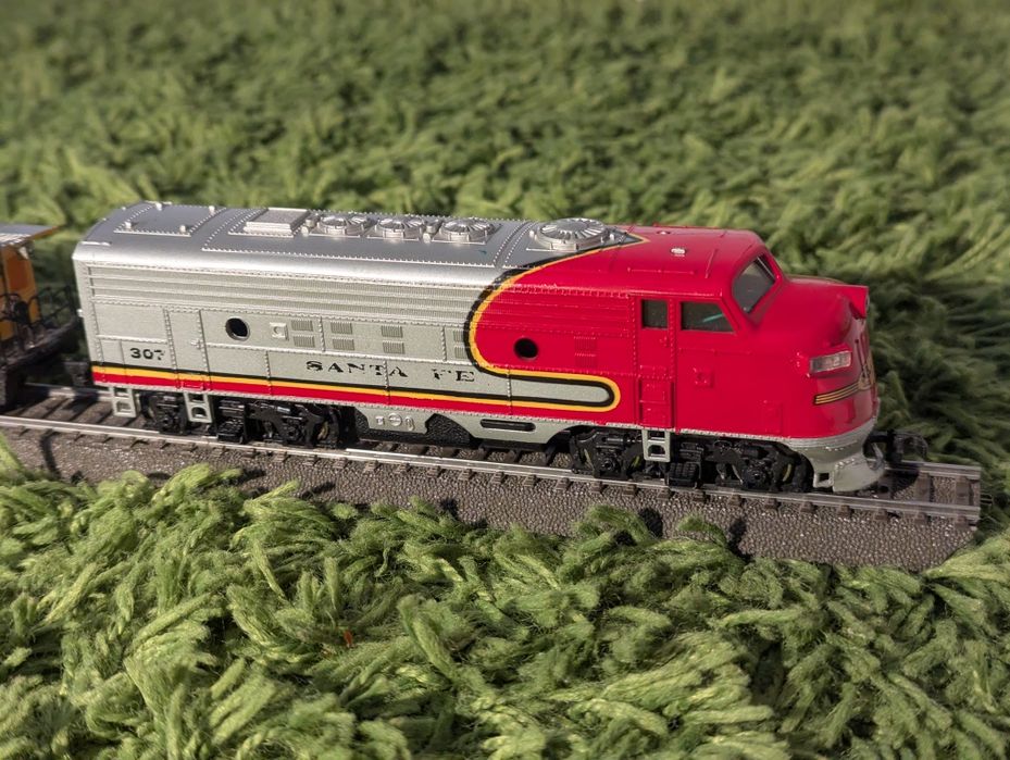 Lokomotywa Bachmann Santa Fe 307 z wagonami skala H0