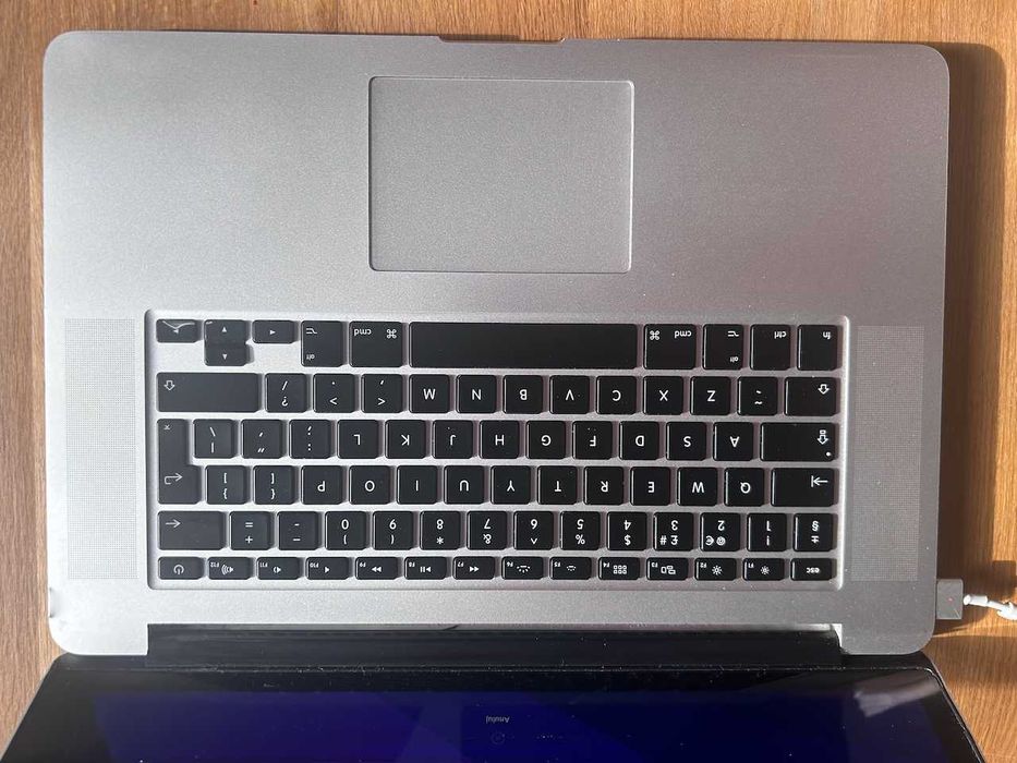 MacBook Pro 15” (Mid 2015) | i7 | 16 GB RAM | 1 TB | Matryca paski