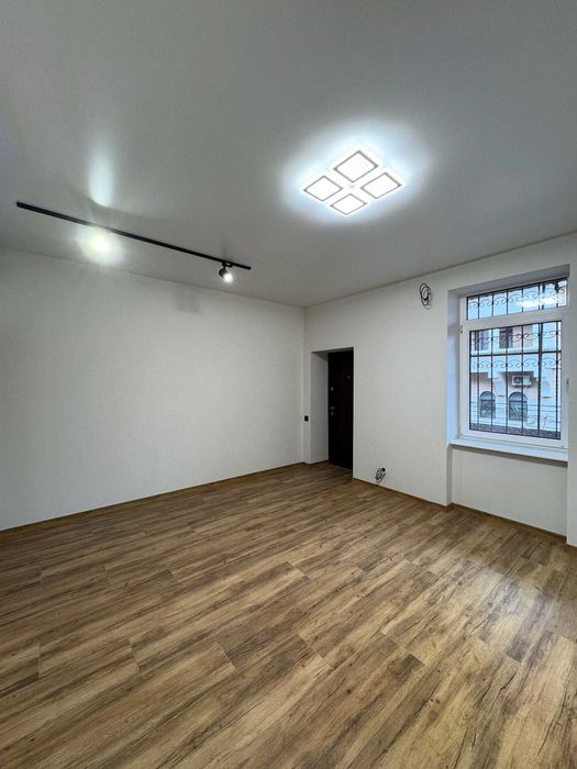 Продається 2-кімнатна з ремонтом