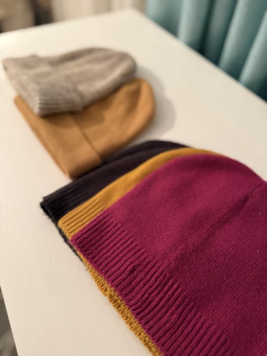 Шапка жіноча. В різних кольорах