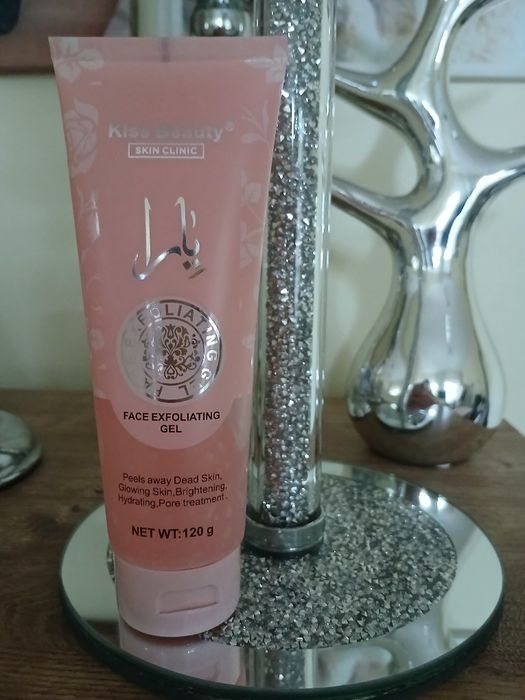 Żel pilingujacy do twarzy inspir.rózowa Lattafa