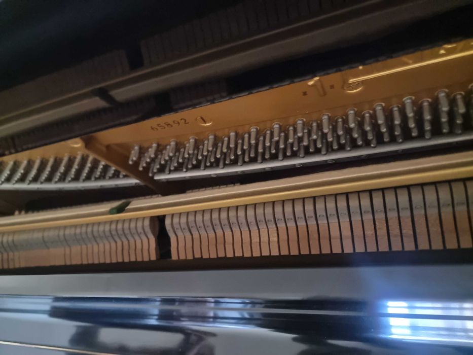 Piano acústico vertical da Miki