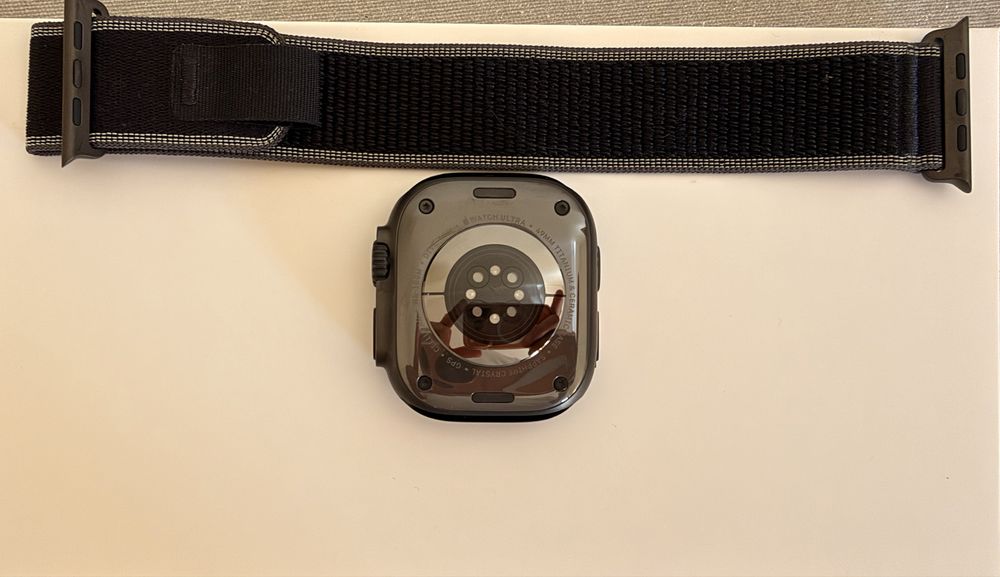 Apple Watch Ultra 3 GPS + Cellular, Caixa em titânio preto de 49 mm com Loop Trail preto/carvão - M/L