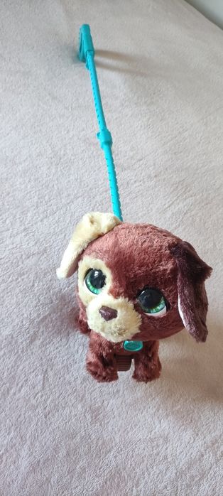 Cãozinho de passeio FurReal