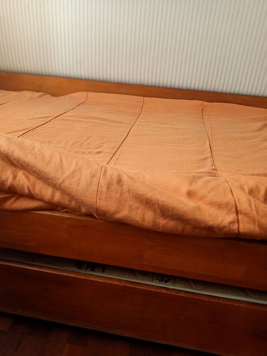 Cama individual em madeira cerejeira com segunda cama mais estrados
