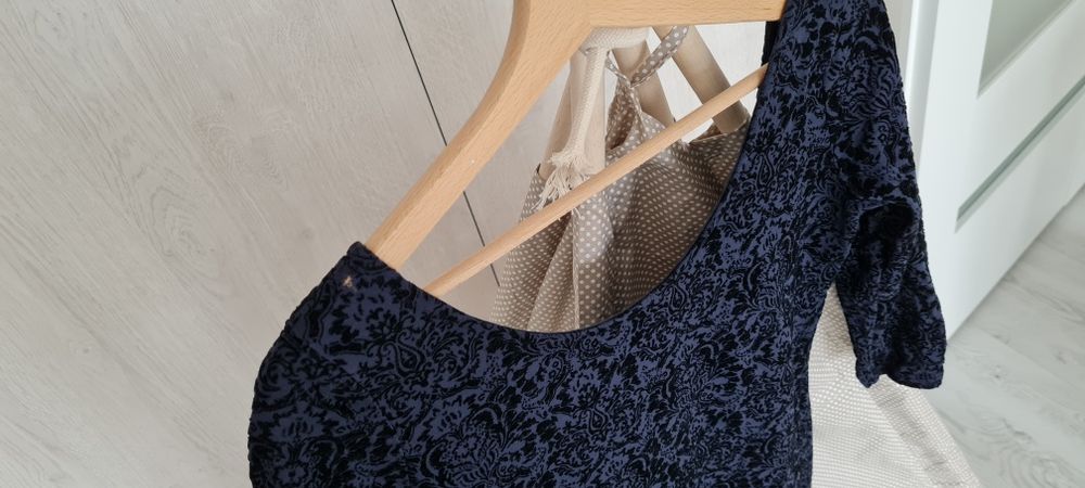 Granatowa dopasowana sukienka