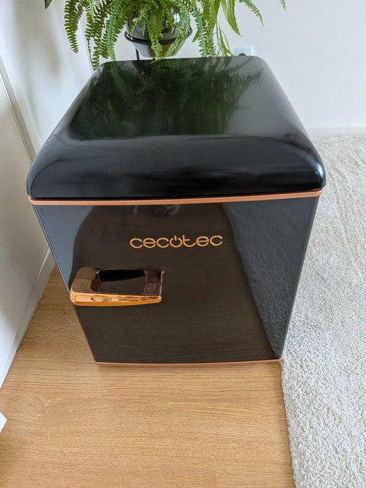 Bolero CoolMarket TT Origin 45 Black E Mini-frigorífico de mesa retro preto com 55x44,7cm e capacidade de 45 L