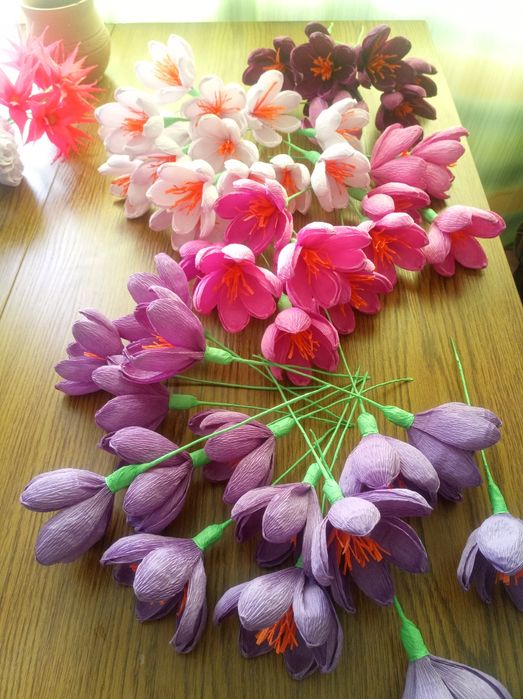 Kwiatki, krokusy z krepiny